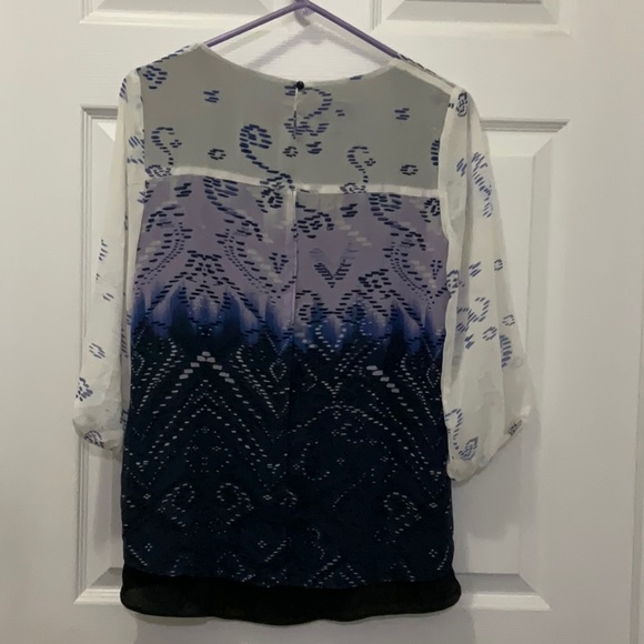 AB Studio Geometric Chiffon Drop Tail Hem Top - Picture 5 of 6